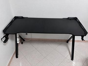 🎮 SCRIVANIA GAMING 140×60 – LED RGB + ACCESSORI 🔥
