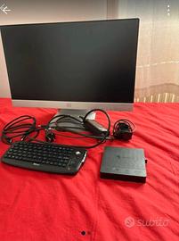 Computer con monitor e tastiera wireless 