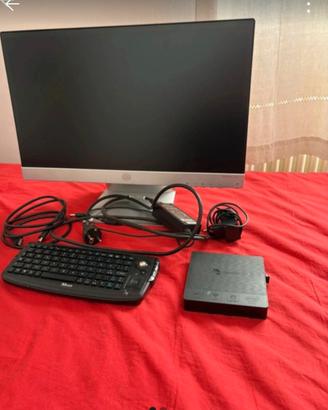 Computer con monitor e tastiera wireless 
