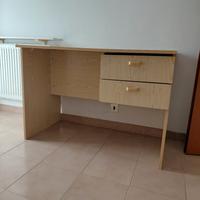 scrivania in legno chiaro