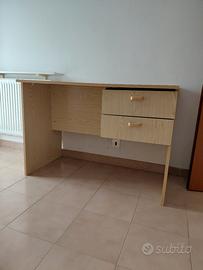 scrivania in legno chiaro