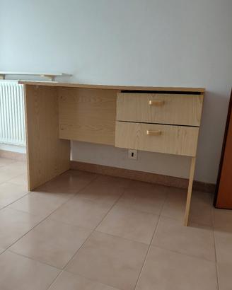 scrivania in legno chiaro