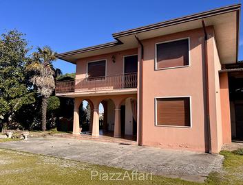 Abitazione singola di mq 250 con cortile di circa