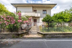 QUADRILOCALE AL PIANO TERRA SENZA SPESE CONDOMINIA