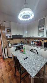 Cucina con piani in granito doppio angolo e vari c