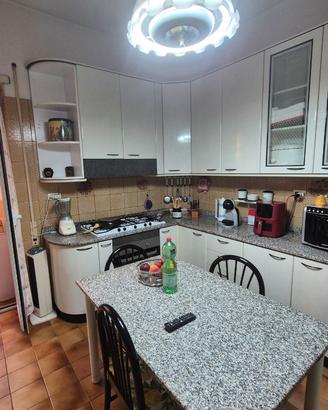 Cucina con piani in granito doppio angolo e vari c