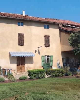 Vendita casa singola con ampio giardino recintato