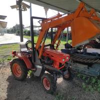 Trattore Kubota b4200 con Caricatore Frontale usat