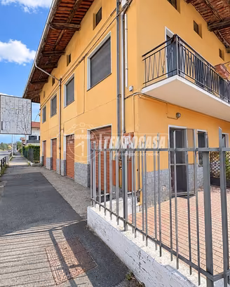 LOCALE COMMERCIALE CON DOPPIA VETRINA SU STRADA