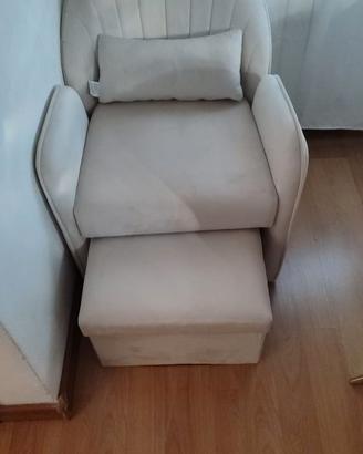 Poltrona in Velluto con Poggiapiedi Coordinato