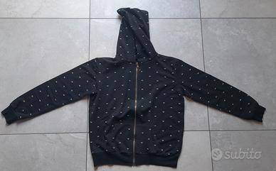 felpa nera con cuori