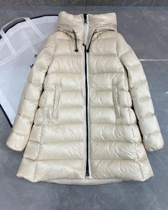 Piumino Moncler con collo alto lungo 👧2