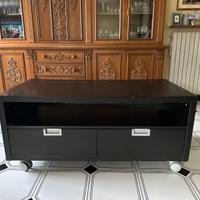 Tavolo oer tv in legno scuro