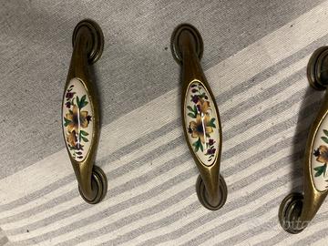 Maniglie in ottone per cucina country