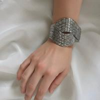 Bracciale rigido color argento intrecciato