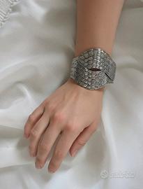 Bracciale rigido color argento intrecciato