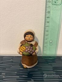 Pastorella con cesto di frutta presepe Thun