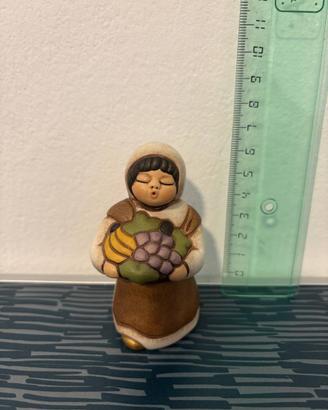 Pastorella con cesto di frutta presepe Thun