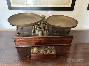 Antica bilancia a sospensione in legno