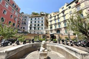 4 LOCALI A NAPOLI