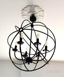 Lampadario Orbit ad anelli intrecciati.