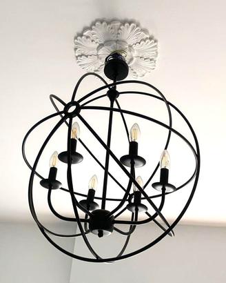 Lampadario Orbit ad anelli intrecciati.