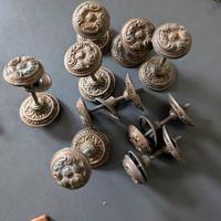 Cerniere, pomelli, chiusure magnetiche e viti