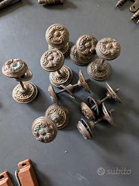 Cerniere, pomelli, chiusure magnetiche e viti