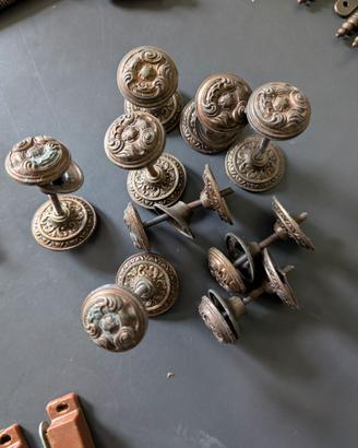 Cerniere, pomelli, chiusure magnetiche e viti