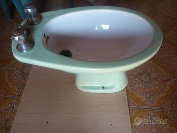 Bidet vintage in ceramica verde con rubinetteria