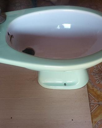 Bidet vintage in ceramica verde con rubinetteria