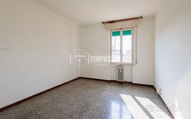 **Bilocale luminoso con balcone e importanti lav