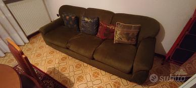 Divano verde con imbottitura morbida