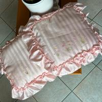 Cuscini vintage in raso rosa dipinti a mano