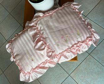 Cuscini vintage in raso rosa dipinti a mano