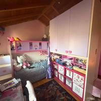 Cameretta con letti a soppalco