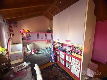 Cameretta con letti a soppalco