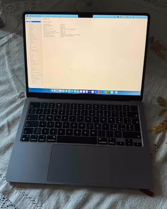 Apple MacBook AIR M2 13” 2024