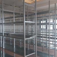 Scaffali con piani d'appoggio