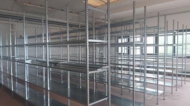 Scaffali con piani d'appoggio