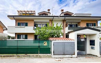 AMPIO BILOCALE CON BALCONE, CANTINA E BOX AUTO !