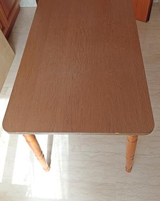 Tavolo da pranzo con accessori integrati