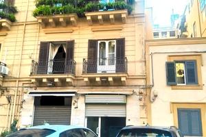 Via xx settembre, negozio una luce, due livelli