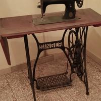 Macchina da cucire SINGER d’epoca con mobiletto