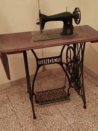 Macchina da cucire SINGER d’epoca con mobiletto