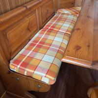 Panca,tavolo e sedie stile montano.