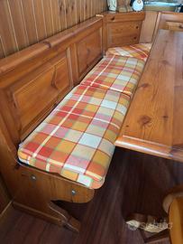 Panca,tavolo e sedie stile montano.