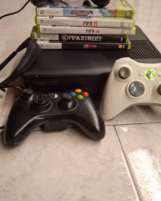 xbox 360 con 5 giochi e 3 controller