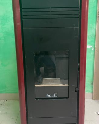 Stufa a pellet funzionante e ben tenuta 