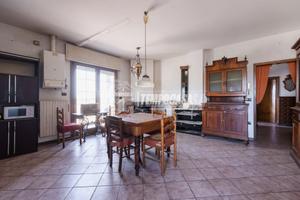 Trilocale al piano primo con terrazzi e sottotetto